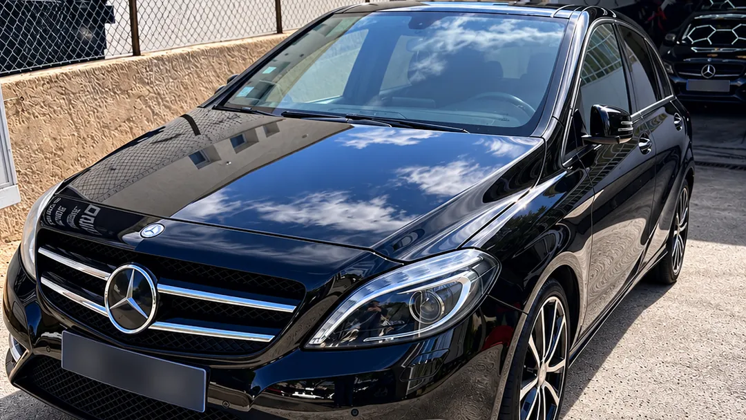Mercedes Classe B noire à la carrosserie brillante devant l’atelier Arev Car