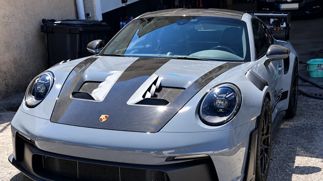 Porsche 911 GT3 RS grise devant l’atelier de nettoyage automobile Arev Car